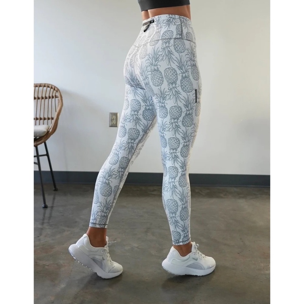 🍍EUC White Pineapple Leggings 🍍